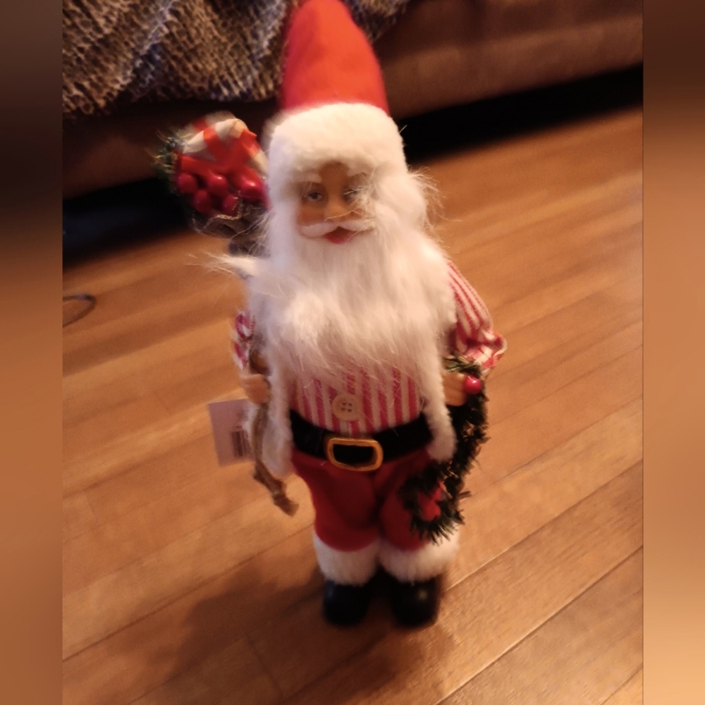 NWT CHRISTMAS 2021 Santa Claus Figurine with Candy Cane and Wreath